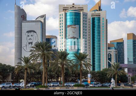 Doha, Katar - Nov 21. 2019. Porträt des Emir von Katar Scheich Tamim bin Hamad bin Khalifa Al Tani auf Wolkenkratzern der West Bay Stockfoto