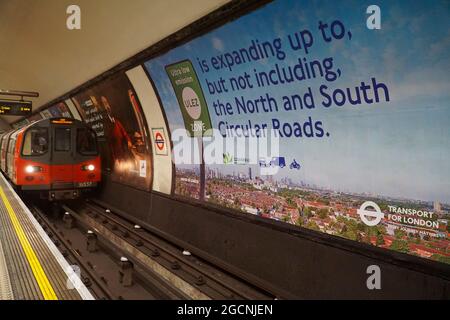 London, Großbritannien, 6. August 2021: Ein Plakat in einer U-Bahn-Station warnt vor der Erweiterung der Londoner Ultra Low Emission Zone (ULEZ) auf die North und South Circular Road, aber nicht darauf. Ab dem 21. Oktober 2021 ist zu hoffen, dass die erweiterte ULEZ eine Verbesserung der Luftqualität in einem großen Teil der Londoner Innenstadt und in den Innenbezirken bringen wird. Anna Watson/Alamy Stockfoto