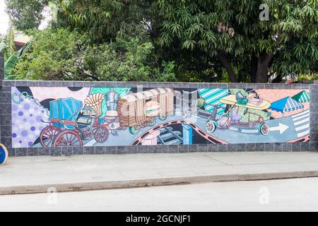 BAYAMO, KUBA - 30. JANUAR 2016: Buntes Wandgemälde auf einer Straße in Bayamo, das lokale Verkehrsmittel darstellt. Stockfoto