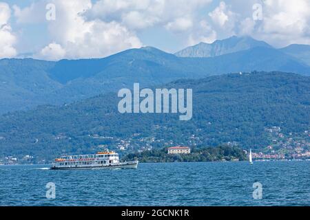 Linienschiff vorbei an Isola Madre, Stresa, Lago Maggiore, Piemont, Italien Stockfoto