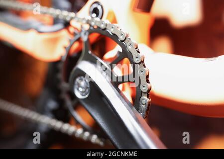 Fahrradkette und Chrompedal aus der Nähe. Fahrradersatzteile Stockfoto