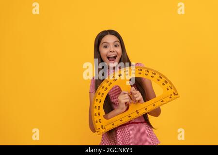 Überrascht Kind studieren Mathematik in der Schule halten Winkelmesser Lineal, Mathematik Stockfoto