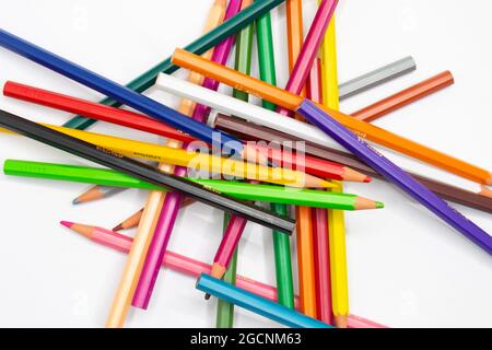 Zurück zur Schule 2021, Bleistifte. Weißer Hintergrund mit Platz für Text. Horizontale Fotografie. Stockfoto