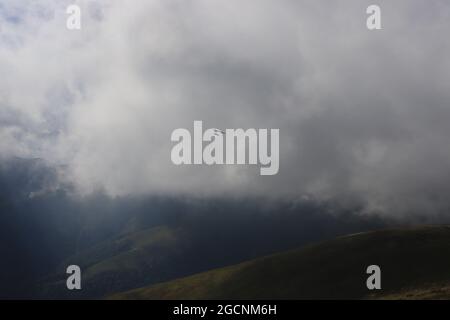 Drachen in Wolken hängen Stockfoto