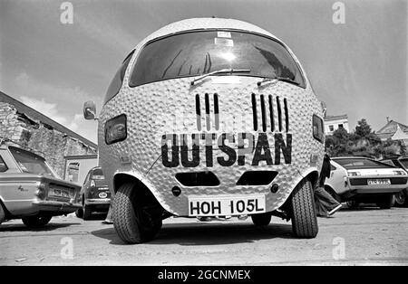 AJAXNETPHOTO. 1976. PLYMOUTH, ENGLAND. - OUTSPAN PROMO - FAHRTÜCHTIGE PERSONENKRAFTWAGEN, DIE DIE MARKE OUTSPAN FRUIT ANWERBEN, PARKTEN AUF DER DOCKSIDE BEI MILBAY IM VORFELD DES STARTS DER OSTAR YACHT. BASIEREND AUF EINEM BMC MINI, IST DIES EINES VON MEHREREN VON BRIAN WAITE UNTERNEHMEN. FOTO: JONATHAN EASTLAND/AJAX REF:2760506 24002 Stockfoto