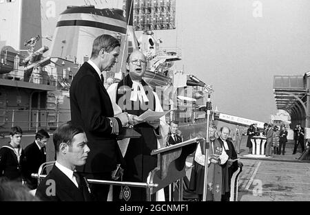 AJAXNETPHOTO. NOVEMBER 1978. PORTSMOUTH, ENGLAND - COVENTRY INBETRIEBNAHME - INBETRIEBNAHME DES ZERSTÖRERS HMS COVENTRY (D118) DER KLASSE SHEFFIELD VOM TYP 42 AM SÜDBAHNHOF. IHR KAPITÄN CHRISTOPHER 'BEAGLE' BURNE STEHT AN ZWEITER STELLE VON LINKS). BURNE WAR WÄHREND DES FALKLNDS-KONFLIKTS LEITENDER MARINEOFFIZIER DES TROOPSCHIFFS S. S. CANBERRA, ALS HMS COVENTRY VON DER ARGENTINISCHEN LUFTWAFFE VERSENKT WURDE. FOTO: JONATHAN EASTLAND/AJAX REF:781011 14 Stockfoto