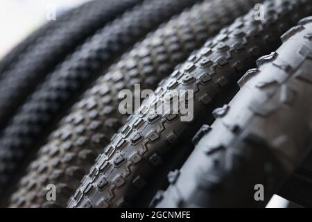 Fahrradreifen Sortiment des Ladens aus der Nähe Stockfoto