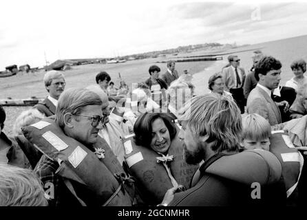 AJAXNETPHOTO. AUGUST 1984. BULVERHYTHE BAY, NR HASTINGS, ENGLAND. - NIEDERLÄNDISCHE KÖNIGIN BESUCHT DAS WRACK VON AMSTERDAM - DIE KÖNIGIN DER NIEDERLANDE BEATRIX WILHELMINA ARMGARD KOMMT AN DER STELLE DES WRACKS DER AMSTERDAM (ZENTRUM IN RETTUNGSWESTE) AN. DAS SCHIFF WURDE AM 26. JANUAR 1749 BEI EINEM KANALSTURM ZERSTÖRT UND 1969 WIEDERENTDECKT. FOTO: JONATHAN EASTLAND/AJAX. REF:84 25A Stockfoto