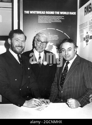 AJAXNETPHOTO. JANUAR 1977. LONDON, ENGLAND. - WHITBREAD RACE SKIPPERS - (L-R) ROBIN KNOX-JOHNSTON, CAPTAIN DUDLEY NORMAN RNSA SEKRETÄR DES WHITBREAD ROUND THE WORLD YACHT RACE UND LES WILLIAMS AUF DER LONDONER BOOTSMESSE. KNOX JOHNSTON UND WILLIAMS WERDEN DEN BOWMAN 77 ENTRY CONDOR IM RENNEN MITFAHREN. FOTO: JONATHAN EASTLAND/AJAX REF:770501 Stockfoto