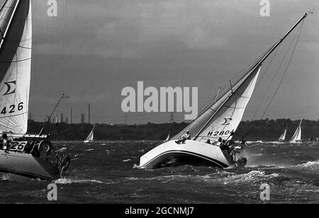 AJAXNETPHOTO. 1985. SOLENT, ENGLAND. - FASTNET-RENNSTART - DUTCH YACHT KOLME BEI RAUEM WETTER AM START. FOTO: JONATHAN EASTLAND/AJAX REF: FNT85 31A 96 Stockfoto