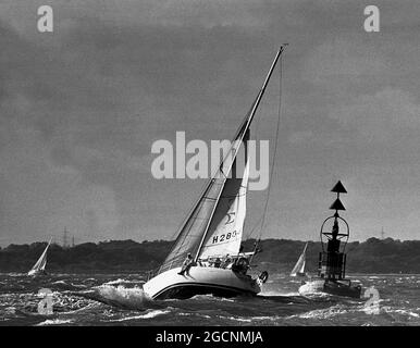 AJAXNETPHOTO. 1985. SOLENT, ENGLAND. - FASTNET-RENNSTART - DUTCH YACHT KOLME BEI RAUEM WETTER AM START. FOTO: JONATHAN EASTLAND/AJAX REF: FNT85 34A 99 Stockfoto