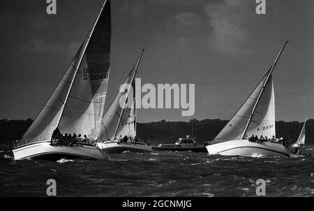 AJAXNETPHOTO. 1985. SOLENT, ENGLAND. - FASTNET-RENNSTART - SCHWEDISCHE YACHT RAVEN (S5066) UND K2331 BEI RAUEM WETTER AM START. FOTO: JONATHAN EASTLAND/AJAX REF: FNT85 27A 51 Stockfoto