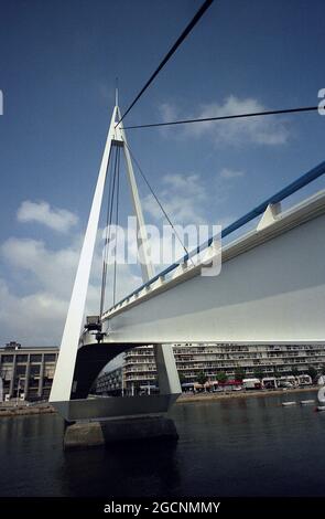 AJAXNETPHOTO. LE HAVRE, FRANKREICH. - BRÜCKE ÜBER DEN HAFEN - BASSIN DU COMMERCE FUSSGÄNGERBRÜCKE. FRANCOIS LE CHEVALIER FUTURISTISCHE PASSARELLE FUSSGÄNGERSTAHLBRÜCKE ÜBER ALTEN KOMMERZIELLEN DOCK UND YACHT MARINA ERÖFFNET IM JAHR 1969.FOTO:JONATHAN EASTLAND/AJAX REF:1994 9 Stockfoto