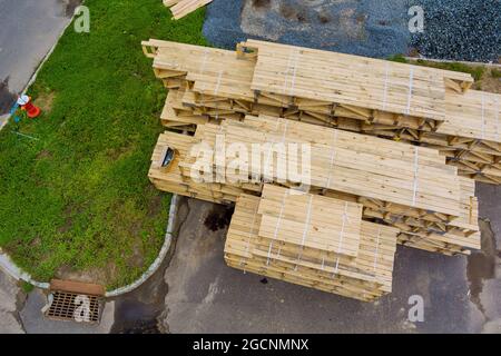 Ansicht von auf Stapler Holzwerkstoffplatten und Balken für neues Haus auf im Bau Stockfoto