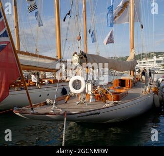 AJAXNETPHOTO. 2018. CANNES, FRANKREICH. - COTE D'AZUR RESORT - REGATES ROYALES CANNES 2018 - DIE 1928 GEBAUTE 34,5M YACHT CAMBRIA, ENTWORFEN VON WILLIAM FIFE III, VERTÄUTE AM ENDE EINES RENNTAGES IM ALTEN HAFEN.FOTO:JONATHAN EASTLAND/AJAX REF:GX8 182509 593 Stockfoto