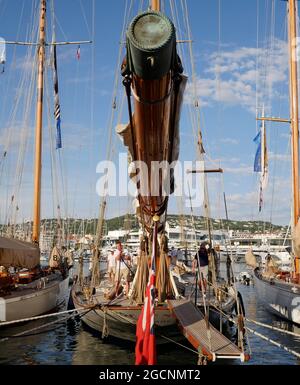 AJAXNETPHOTO. 2018. CANNES, FRANKREICH. - COTE D'AZUR RESORT - REGATES ROYALES CANNES 2018 - ELENA, 2009 NACHBILDUNG DES 1911 GEBAUTEN M. G. HERRESHOFF RENNSCHOONER MIT DEM GLEICHEN NAMEN, DER AM ENDE EINES RENNTAGES IM ALTEN HAFEN FESTGEMACHT WURDE.FOTO:JONATHAN EASTLAND/AJAX REF:GX8 182509 596 Stockfoto