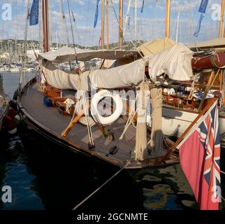 AJAXNETPHOTO. 2018. CANNES, FRANKREICH. - COTE D'AZUR RESORT - REGATES ROYALES CANNES 2018 - DECKANSICHT DER KLASSISCHEN YACHT-RINGELBLUME, DIE AM ENDE EINES RENNTAGES IM ALTEN HAFEN FESTGEMACHT WURDE.FOTO:JONATHAN EASTLAND/AJAX REF:GX8 182509 582 Stockfoto