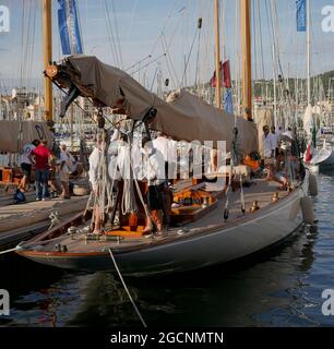 AJAXNETPHOTO. 2018. CANNES, FRANKREICH. - COTE D'AZUR RESORT - REGATES ROYALES CANNES 2018 - DIE KLASSISCHE YACHT MOONBEAM OF FIFE, DIE AM ENDE EINES RENNTAGES IM ALTEN HAFEN FESTMACHTE.FOTO:JONATHAN EASTLAND/AJAX REF:GX8 182509 584 Stockfoto