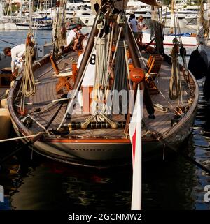 AJAXNETPHOTO. 2018. CANNES, FRANKREICH. - COTE D'AZUR RESORT - REGATES ROYALES CANNES 2018 - DECK LAYOUT ANSICHT DER BEAMY KLASSISCHE YACHT MOONBEAM VON FIFE, DIE AM ENDE EINES RENNTAGES IM ALTEN HAFEN FESTGEMACHT WURDE.FOTO:JONATHAN EASTLAND/AJAX REF:GX8 182509 584 Stockfoto