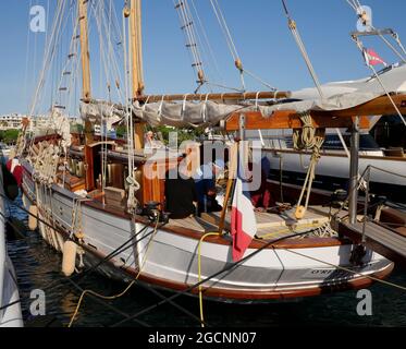 AJAXNETPHOTO. 2018. PORT CANTO, CANNES, FRANKREICH. - RESTAURIERTE SCHONER YACHT - DIE ZWEI MAST SCHONER LUXUS YACHT O'REMINGTON GEBAUT IN NEAPEL, ITALIEN IM JAHR 1946 ALS WEINTRANSPORTER; EINST IM BESITZ VON LORD REMINGTON DER AMERIKANISCHEN REMINGTON GEWEHRE UND SCHREIBMASCHINENHERSTELLER, VERTÄUT IN DER STADT MARINA, COTE D'AZUR.FOTO:JONATHAN EASTLAND/AJAX REF:GX8 182809 658 Stockfoto