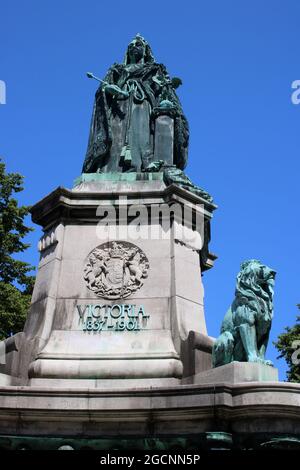 Oberer Teil des Queen Victoria Memorial Dalton Square, Lancaster, England mit Bronzeskulptur Queen Victoria auf Portlandsteinsockel mit bronzenem Löwen. Stockfoto