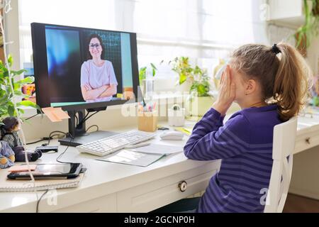 Kind preteen Mädchen studieren zu Hause mit Video-Lektion auf Computer Stockfoto