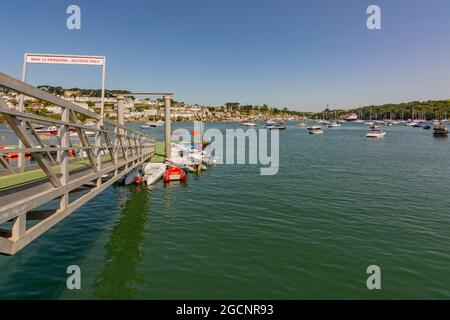 Blick über den Hafen von Fowey von Polruan - Cornwall, Großbritannien. Stockfoto