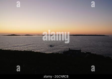 Blick auf St. Agnes von Garrison Hill, Hugh Town, St. Mary's Island, Isles of Scilly, Cornwall, England, Großbritannien, Juli 2021 Stockfoto