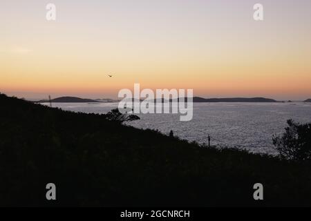 Blick auf St. Agnes von Garrison Hill, Hugh Town, St. Mary's Island, Isles of Scilly, Cornwall, England, Großbritannien, Juli 2021 Stockfoto