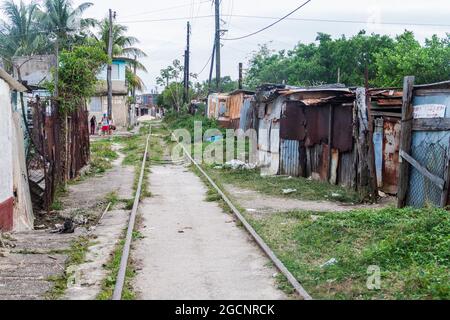 MATANZAS, KUBA - 16. FEBRUAR 2016: Verarmte Nachbarschaft in Matanzas, Kuba Stockfoto