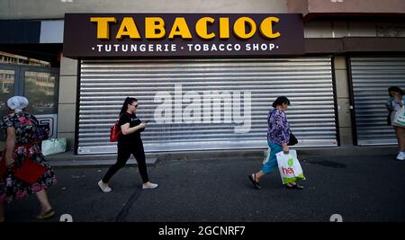 Bukarest, Rumänien - 08. August 2021: Ein Tabakladen „Tabacioc“ in Bukarest geschlossen. Stockfoto