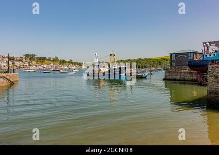 Ein Blick auf Fowey vom Kai von Polruan an einem warmen Sommertag - Polruan & Fowey, Cornwall, Großbritannien. Stockfoto