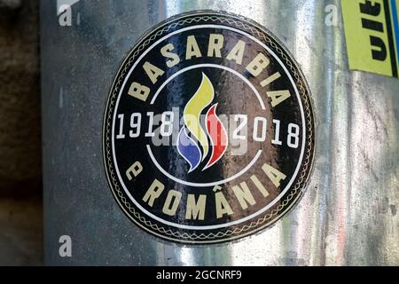 Bukarest, Rumänien - 08. Juli 2021: Ein Aufkleber mit der Meldung „Basarabia e Romania“ (Basarabia ist Rumänien) ist auf das Regenwasserabflussrohr von geklebt Stockfoto