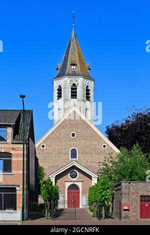 Die Kirche unserer Lieben Frau von Himmelfahrt (Onze-Lieve-Vrouw Hemelvaartkerk) in Kaprijke (Ostflandern), Belgien Stockfoto