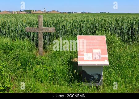 Der erste Weltkrieg - 1914 Khaki Chums Holzkreuz - Weihnachts-Waffenstillstandsdenkmal in Comines-Warneton, Belgien Stockfoto