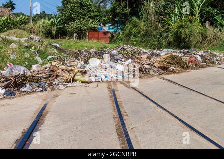 Müllhaufen auf einer alten Eisenbahnstrecke in der Nähe des Flughafens von Havanna, Kuba Stockfoto