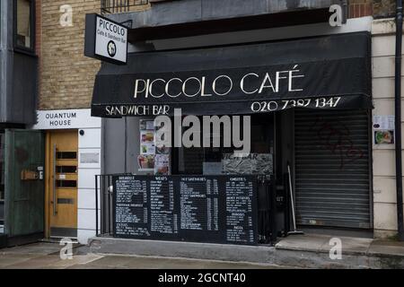 London, Großbritannien. August 2021. Blick auf das Äußere des Piccolo Cafe in der Euston Street, Bloomsbury. Kredit: Mark Kerrison/Alamy Live Nachrichten Stockfoto