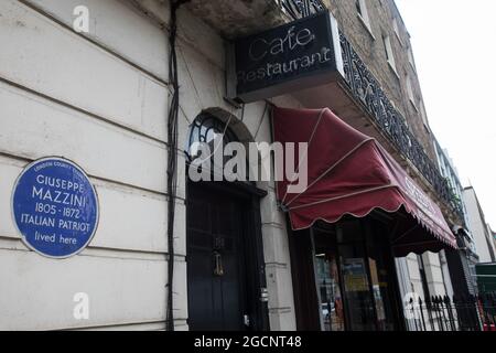 London, Großbritannien. August 2021. Eine blaue Keramikplatte trägt den Namen von Giuseppe Mazzini. Es wurde zu Ehren des italienischen Patrioten in der 183 North Gower Street in Bloomsbury vom London County Council im Jahr 1950 installiert. Kredit: Mark Kerrison/Alamy Live Nachrichten Stockfoto