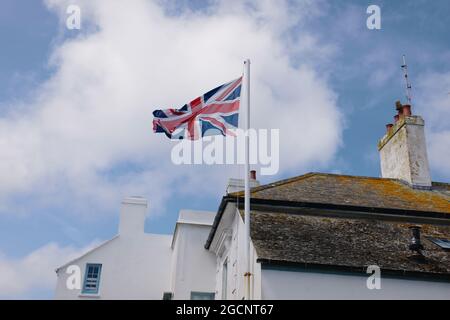 Der Union Jack fliegt von einem Gebäude in Hugh Town, St. Mary's Island, Isles of Scilly, Cornwall, England, Großbritannien, Juli 2021 Stockfoto