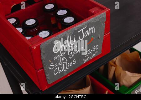 Hausgemachte Chili-Marmelade zum Verkauf vor einem Haus in der Nähe von Porthcressa Beach, St. Mary's Island, Isles of Scilly, Cornwall, England, Großbritannien, Juli 2021 Stockfoto