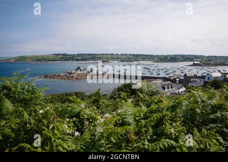 Blick auf Hugh Town von Garrison Hill, St. Mary's Island, Isles of Scilly, Cornwall, England, Großbritannien, Juli 2021 Stockfoto