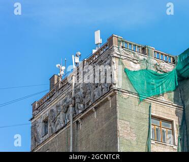 Bas Reliefskulptur an der Wand des Kulturpalastes der Kommunikationsarbeiter, entworfen vom Architekten P Grinberg in den Jahren 1932-1939, St. Petersburg, Russland Stockfoto
