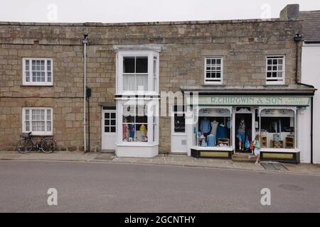 Geschäfte und Gebäude auf der Hugh Street, Hugh Town, St. Mary's Island, Isles of Scilly, Cornwall, England, Großbritannien, Juli 2021 Stockfoto