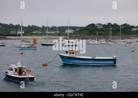 Boote im Hafen von Hugh Town, St. Mary's Island, Isles of Scilly, Cornwall, England, Großbritannien, Juli 2021 Stockfoto