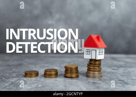 Inspiration mit Schild Intrusion Detection. Konzept Bedeutung überwacht ein Netzwerk oder Systeme auf bösartige Aktivitäten Computing House Upgrade Budget, Neu Stockfoto