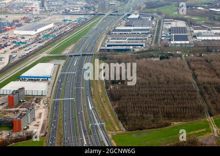 ROTTERDAM, NIEDERLANDE - 13. Mai 2020: Autobahn A15 südlich von Rotterdam in den Niederlanden. Auf beiden Seiten der Autobahn befinden sich Industriegebiete mit Lagerei Stockfoto