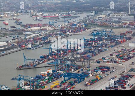 ROTTERDAM, NIEDERLANDE - 13. Mai 2020: Luftaufnahme des Hafens von Rotterdam mit Containerterminal und vielen Schiffen Stockfoto