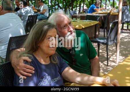 NUMAN, ITALIEN - 10. Jun 2021: Ein liebevolles Seniorenpaar im Restaurant beim Mittagessen Stockfoto