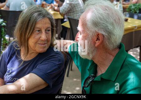 NUMAN, ITALIEN - 10. Jun 2021: Ein liebevolles Seniorenpaar im Restaurant beim Mittagessen Stockfoto
