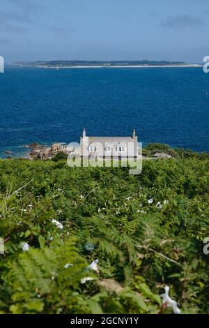 Blick vom Garrison Hill in Richtung Tresco, mit Haus am Meer, St. Mary's Island, Isles of Scilly, Cornwall, England, Großbritannien, Juli 2021 Stockfoto